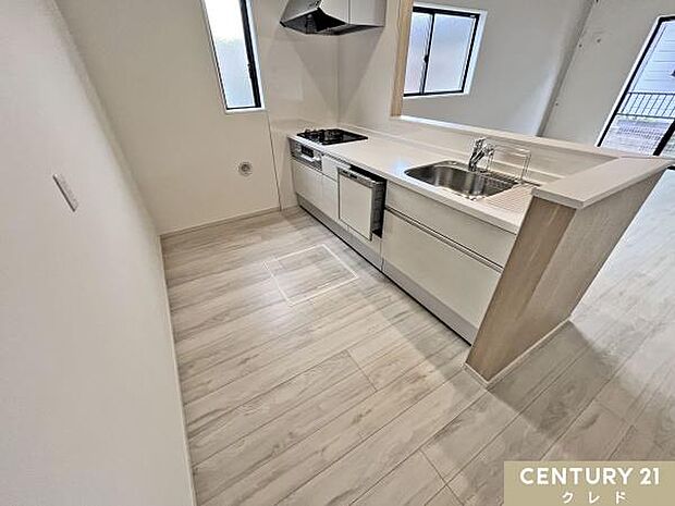 開放感のある対面式キッチンは家族に手渡しで料理や食器を手渡せます。コミュニケーションをとりながらスムーズな配膳や後片付けができます。