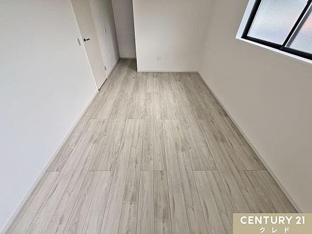 【洋室9.3帖】ゆとりの空間×大容量の収納付きの9.3帖のお部屋です。夫婦の主寝室にも適した広さと快適な動線を確保できます。