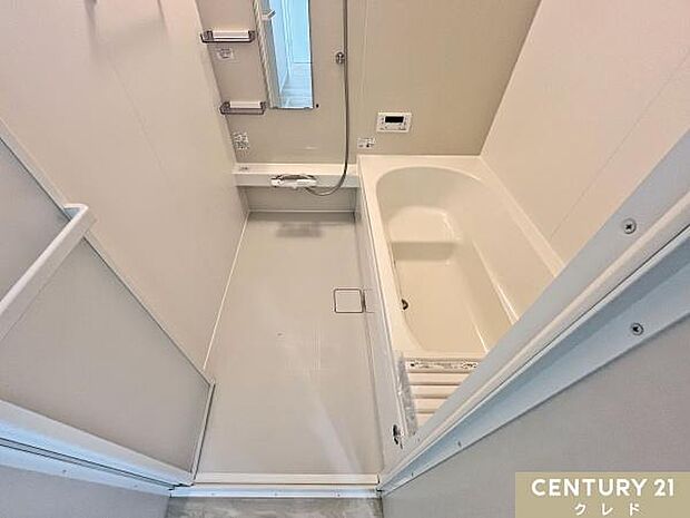 浴室には節水もできるベンチタイプの浴槽があります。お子様とのお風呂の時も安心。ゆったりと半身浴を楽しんだりと、好みの入浴方法を満喫できます。