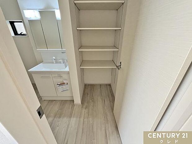 【洗面室収納】タオルや洗剤、スキンケア用品などを整理し、スペースを有効活用します。スッキリとした室内を保ち、使いやすさ向上や清潔感を演出します。収納を工夫することで、掃除も簡単になります。