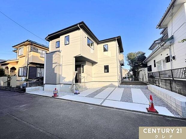 計2台を停められるカースペース付き!コンクリートで舗装され、雨の日でもぬかるまず車内のきれいも維持できます。周辺環境も含めてご案内します!