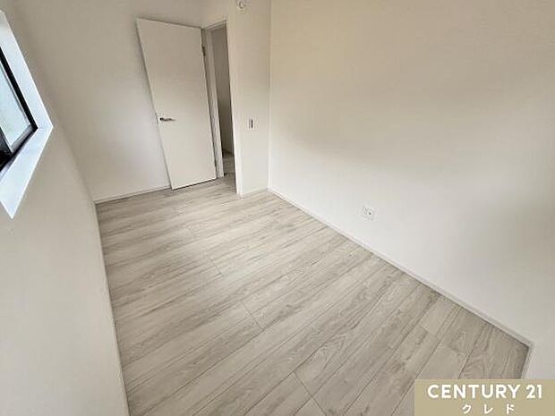 【洋室5.2帖】5帖の洋室は書斎など家族構成やライフスタイルに合わせてマルチに対応。机やベッドを配置し、効率的な作業空間やリラックスできる場所として活用できます。