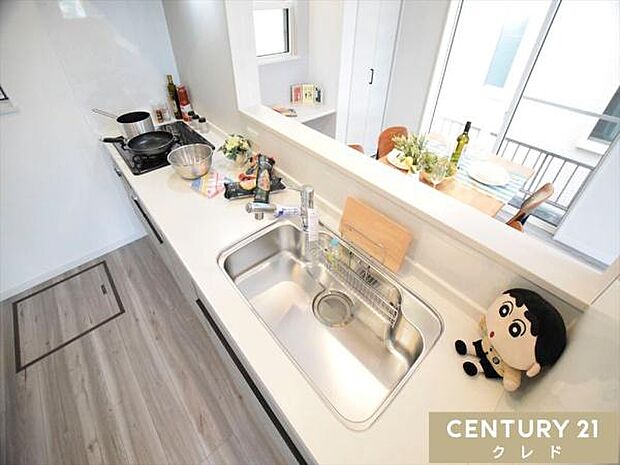 開放感のある対面式キッチンは家族に手渡しで料理や食器を手渡せます。コミュニケーションをとりながらスムーズな配膳や後片付けができます。