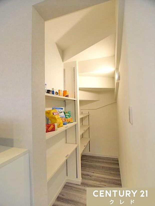 【パントリー】パントリーには食材のストックや食器なども収納可能。棚の高さを調節できるのでデッドスペースも少なく、快適な動線を確保できます！