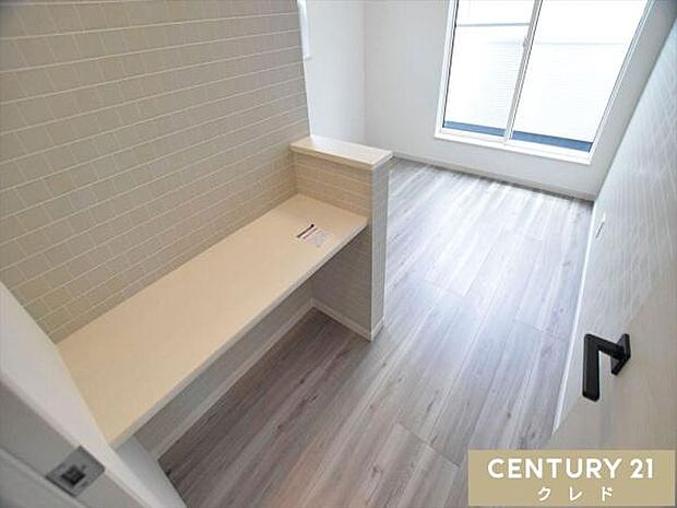 【洋室5.33帖】アクセントクロスの洋室にはカウンターが付いています。そのまま机として利用できます。趣味のお部屋や書斎、ワーキングスペースとしてもオススメです。