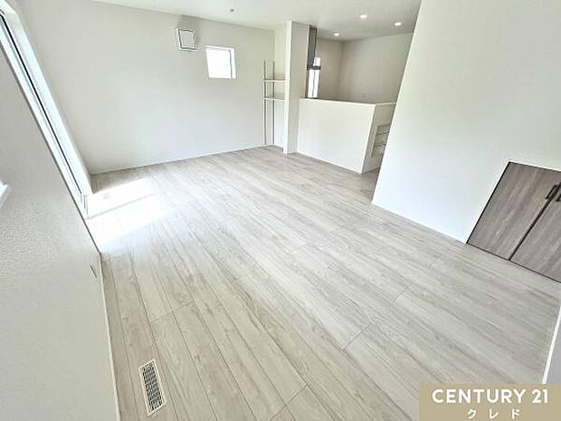 【17.5帖LDK】対面キッチンが家族の会話をつなぐ17.5帖LDK。料理をしながらリビング全体を見渡せ、配膳もしやすいカウンター高さです