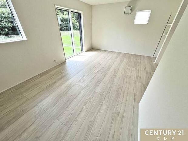 【17.5帖LDK】3面採光の明るい17.5帖LDK。対面キッチンで会話が弾み、掃き出し窓の先には広い庭。開放感と家事動線の良さが魅力です。