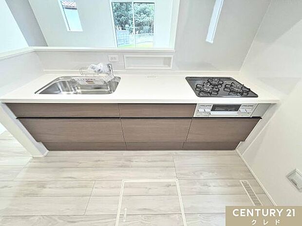 対面キッチンで家族と会話しながら調理。3口コンロと広いシンクで作業も快適、配膳もしやすいカウンター仕様。リビングの様子を見守れます。