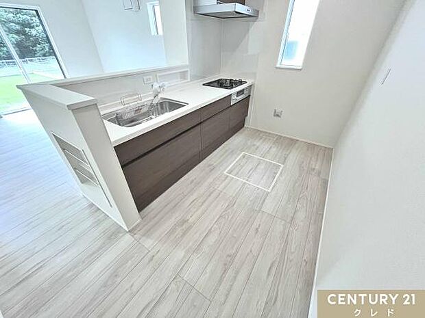 窓から柔らかな自然光が注ぐ明るい対面キッチン。広いワークトップで下ごしらえも配膳もスムーズ！ご案内はいつでも可能です！お車で送迎も致しますのでお気軽にご連絡ください