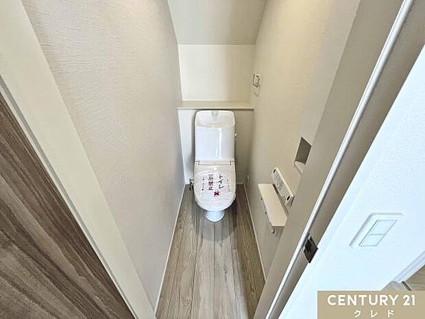 手洗い一体型の温水洗浄便座。壁リモコンで操作しやすく、省スペースで清潔に保てます。換気しやすい仕様で毎日快適です。