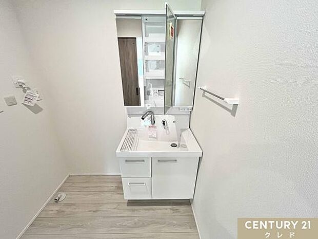 洗面台には三面鏡を採用。身だしなみを整えやすい事はもちろんですが、鏡の後ろに収納スペースを設ける事により、散らかりやすい洗面スペースをすっきりさせる事が出来るのも嬉しいですね。