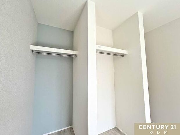 【6帖洋室収納】ハンガーパイプ付きのクローゼットを左右に2か所配置。衣類を分類して掛けられ、日常着と季節物を分けて収納しやすい設計です。