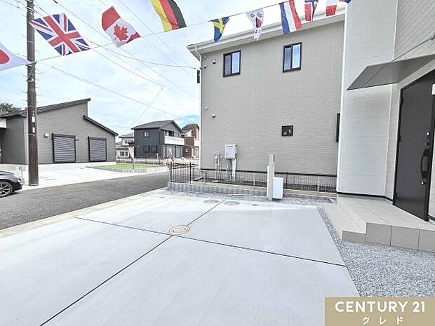 並列2台駐車可のゆとりあるカースペース。来客時や2台持ちでも安心。前面道路への出入りがしやすく、荷物の積み降ろしも快適です。