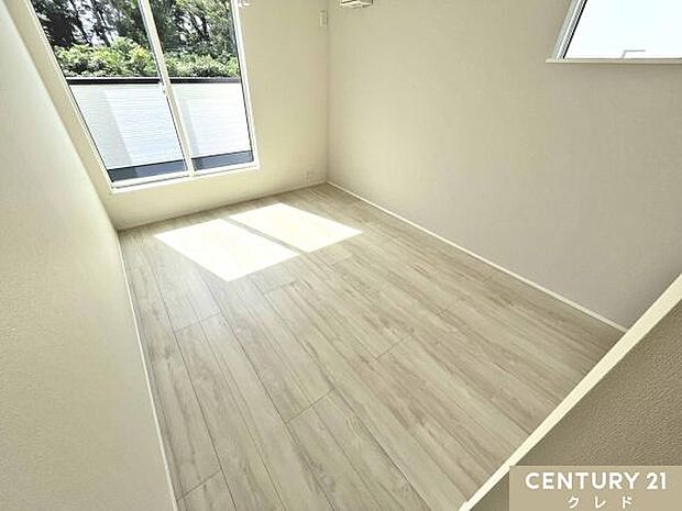 【6帖洋室】南向きバルコニーに面した6帖洋室。大きな窓から心地よい光と風が入り、主寝室にもオススメの整形空間です。室内物干し金具付きです