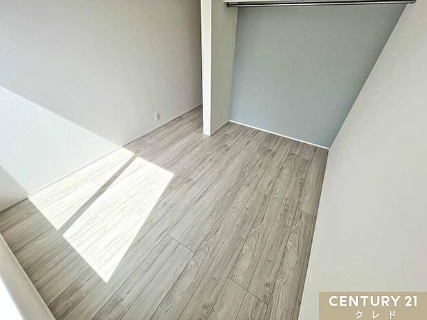 【5帖洋室】バルコニーに面した5帖洋室。バルコニーには2部屋から出入りでき、家事動線がスムーズ。明るい採光で使いやすい一室です。資料請求もお気軽にどうぞ！