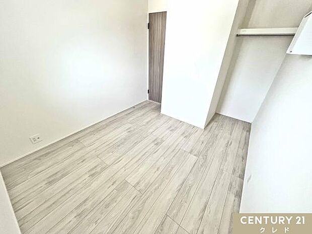 【4.7帖洋室】白を基調としたシンプルで使いやすい空間。お好みの家具や雑貨を自由に配置できるので、自分だけの“居心地のいい空間”を楽しめます。