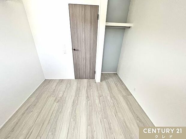 【4.3帖洋室】4.3帖の洋室。全居室収納付きで片付けやすい設計。断熱等級6相当の省エネ住宅で、季節を問わず快適に過ごせます。