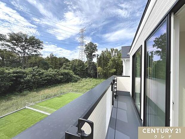 緑が広がる開放的な眺望。前面に高い建物が少なく、空を近くに感じられる景色です。朝の洗濯や夕涼みも気持ちよく過ごせます。