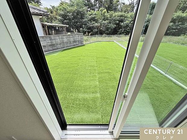 南向きの広いお庭。陽当たりがよく、ガーデニングやお子さまの外遊び、BBQも楽しめます。人工芝でお手入れが簡単なのも嬉しいポイント。本日ご案内大歓迎！！