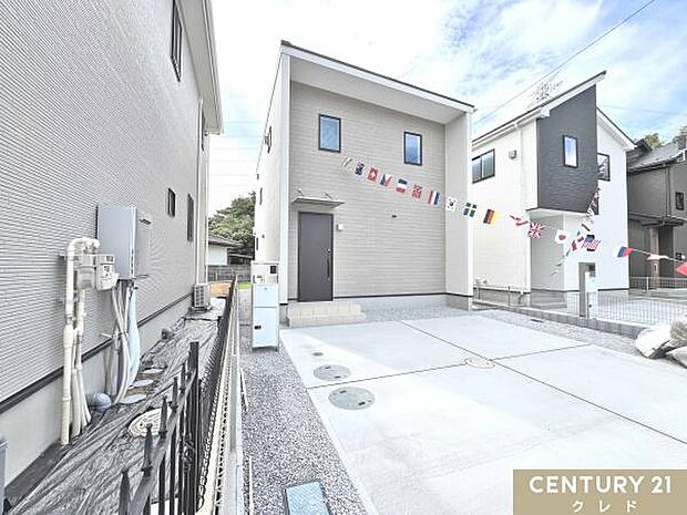 敷地広々57坪！並列2台分の駐車スペースを確保！前面道路はゆとりある6ｍ道路。お車の出し入れもスムーズに行えます。