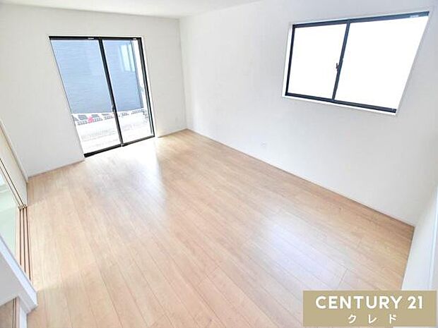 【LDK16帖】南面に窓を設けたリビング・ダイニングは、明るい光がたっぷりと入る居心地の良いスペースに。ご家族みんなが自然体で心地良く過ごすことができます。