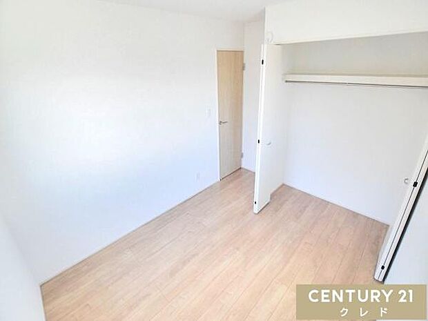 【南側　洋室5.25帖】ホワイト×木目調の使いやすいシンプルな洋室。お子様の成長に寄り添いながら、長く使い続けられる空間です！