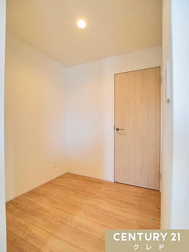 【パントリー】可動棚付きのパントリーで収納力アップ！買い置きの食品や日用品、調味料のストックなど、スッキリ整理できてキッチンまわりが快適に保てます。