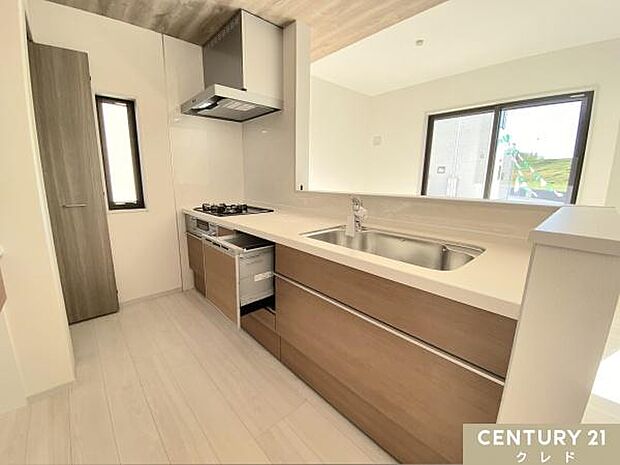 開放感のある対面式キッチンは家族に手渡しで料理や食器を手渡せます。コミュニケーションをとりながらスムーズな配膳や後片付けができます。