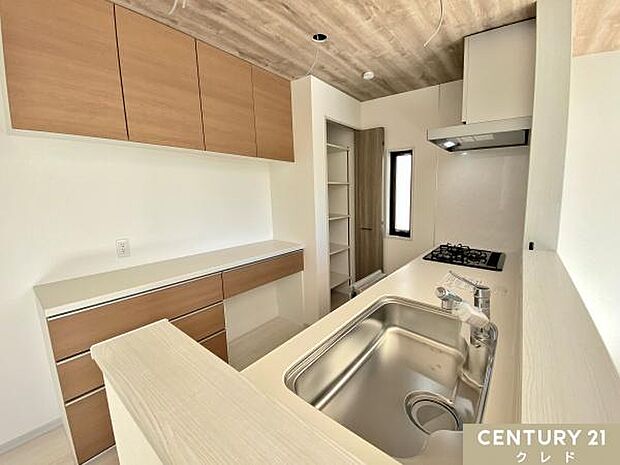 収納豊富なシステムキッチンは動線にゆとりを作り、住空間を広く確保!キッチンツールなどもすっきりと収納することができ毎日のお料理やお掃除も快適に行うことができます。