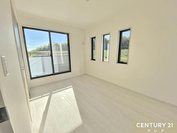 【洋室西側6帖】6帖はお子様の勉強部屋にも適した広さ!勉強机や本棚などの家具を置いてもフリースペースも確保することができます。