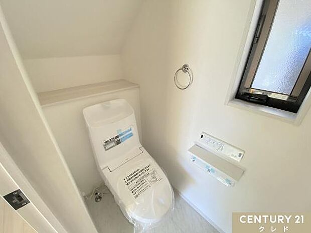 見やすく操作が簡単な温水洗浄便座。壁面にリモコンを設置することにより、楽な姿勢での操作が可能。すっきりとした個室で掃除しやすい設計です。