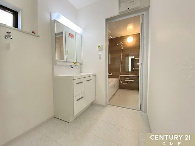 約1坪の洗面室は衣類の着脱も簡単に行える広さ。収納豊富なシャワー水栓付きの洗面台は、家事動線を確保し洗面室内にゆとりをプラス。お洋服のお手入れや洗髪も洗面室内で済ませることができます。