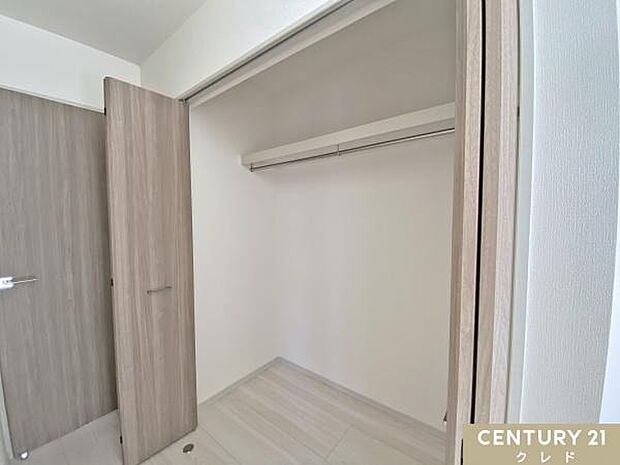 【洋室9.26帖】全居室収納付き!ライフスタイルの変化に対応させてお部屋を使うことができます。動線を確保することで掃除もしやすく新居での理想のお部屋作りを楽しめます。