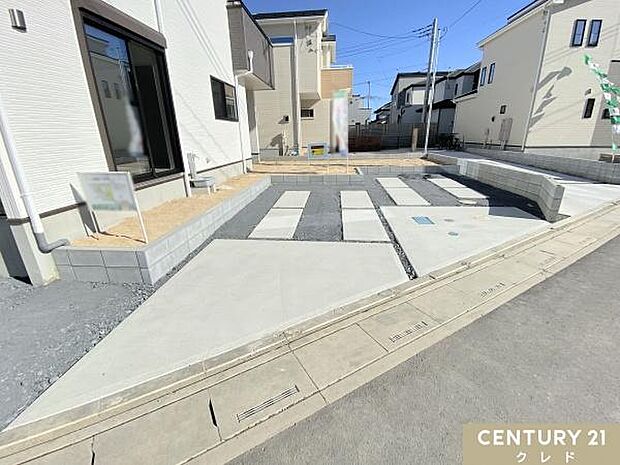 2台を停めることのできる駐車場は、スペースが広く家族の車や来客も余裕を持って駐車可能。出入りも快適で効率的にスペースを使えます。