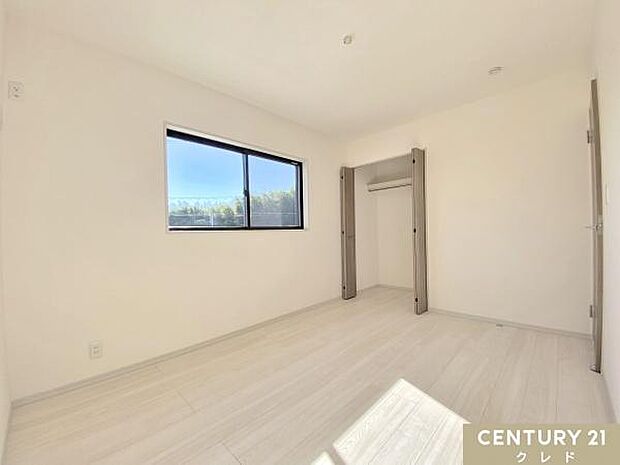 【洋室南側6帖】お住まいは全室、断熱・遮熱性能の高いペアガラスを使用!空調機器と併用すれば、夏は涼しく、冬は暖かなお部屋で過ごせます。