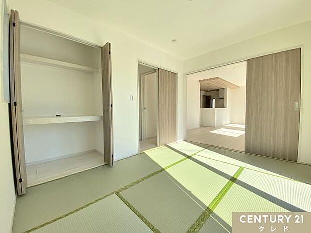 【和室6帖】リビングに隣接する和室は柔らかな畳で音も響きにくく衝撃を吸収。キッチンから見守れるキッズスペースとしても使用可能です。