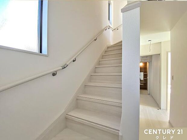 【手すり付き階段】姿勢が不安定になりやすい階段には楽に体を支えられる手すりがついています。足腰の弱いお年の方やお子様まで幅広い方に安心の設備です。