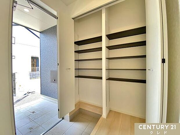 玄関にある収納は、家族分の靴もスッキリ収納。足元のおしゃれを楽しみたい人にもおすすめの大容量タイプ。生活動線にゆとりを生み出します。