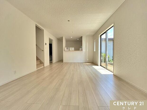 【LDK17帖】お好みの家具に合わせやすいシンプルな室内は17帖の広さ。対面式キッチンからはリビング全体を見渡すことができます。