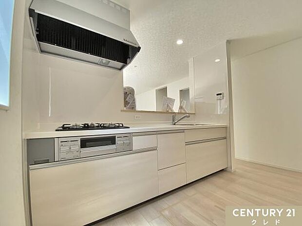 開放感のある対面式キッチンは家族に手渡しで料理や食器を手渡せます。コミュニケーションをとりながらスムーズな配膳や後片付けができます。