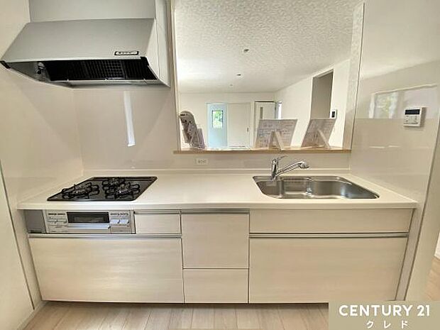 収納豊富なシステムキッチンは動線にゆとりを作り、住空間を広く確保!キッチンツールなどもすっきりと収納することができ毎日のお料理やお掃除も快適に行うことができます。