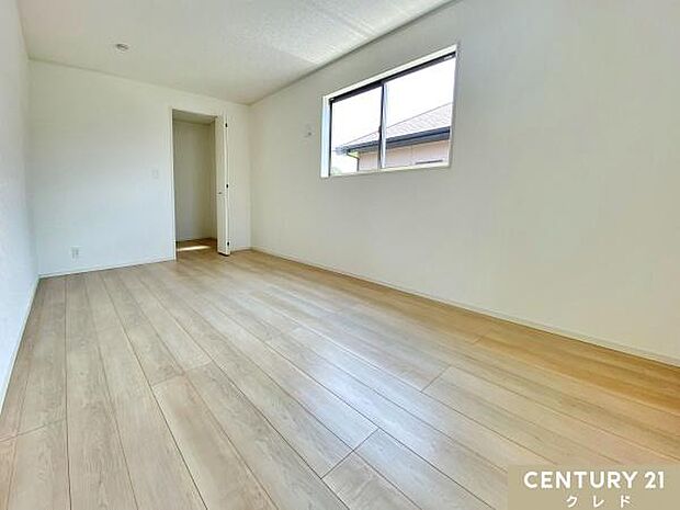 【洋室8.2帖】余裕のある広さで快適に過ごせる室内は夫婦2人の寝室にもおすすめです。ベッドサイドにテーブルを置いたり、読書のための灯りや本を置くこともできます。