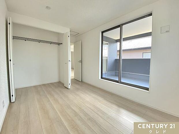 【洋室6.5帖】6.5帖の洋室はゆとりある子供部屋としても使用できる広さ。机や収納、遊びスペースなど、子供の成長に合わせた部屋として活用できます。