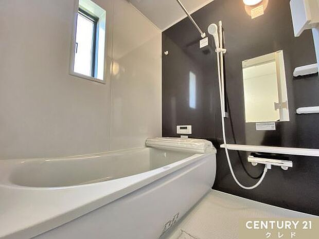 浴室乾燥機と浴室物干しで雨の日のランドリールームとしても使用可能!くつろぎの入浴を楽しめる浴室は快適さと便利さを兼ね備えた家族みんなが満足できる空間です。