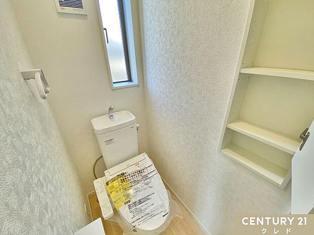 収納付きの温水洗浄トイレは、スタイリッシュなデザインと機能性を両立。トイレットペーパーや消耗品をスッキリ収納でき、スペースを有効活用。温水洗浄機能で快適さが向上し、清潔感も保てます。