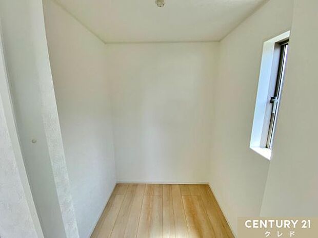 【洋室8.2帖 WIC】衣類や靴を効率的に整理できる便利な収納。衣替えもしやすく、収納棚やフックを加えて小物を整理。アクセサリーやバッグも一緒に収納できるため、すっきりとした空間を保てます。