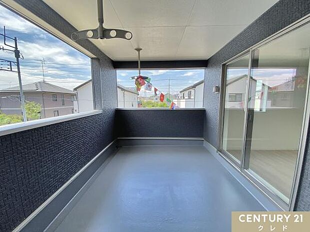 急な雨にも安心のインナーバルコニーを配したお住まい。洗濯はもちろん、ガーデニングやセカンドリビングなど多彩に活用でき、いつもの日常とは違った空間を楽しむこともできます。