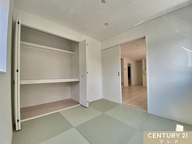 【和室4.5帖】コンパクトな和室は様々な用途に対応できる点が魅力。リビングと合わせれば計21.5帖のゆとりの空間としても使用できます。