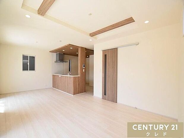 【LDK20帖】折上天井と見せ梁が空間に広がりとデザイン性をプラス。開放感のあるリビングは、ご家族みんながのびのびと過ごせる心地よい空間です。