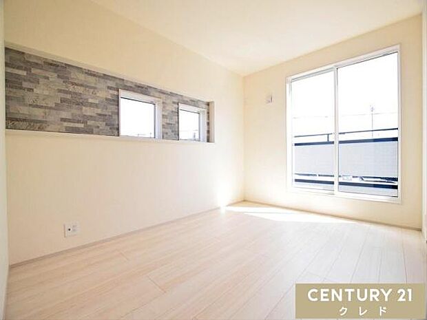 【洋室6帖】一部アクセントクロスを用いたお洒落な洋室。お好みの家具や雑貨を自由に配置できるので、自分だけの“居心地のいい空間”を楽しめます。